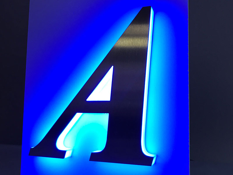 blaue A Zargenleuchter LED Leuchtuchstaben A-blauw.jpg